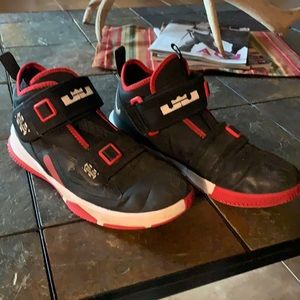 Boys size Youth 7 Labron James